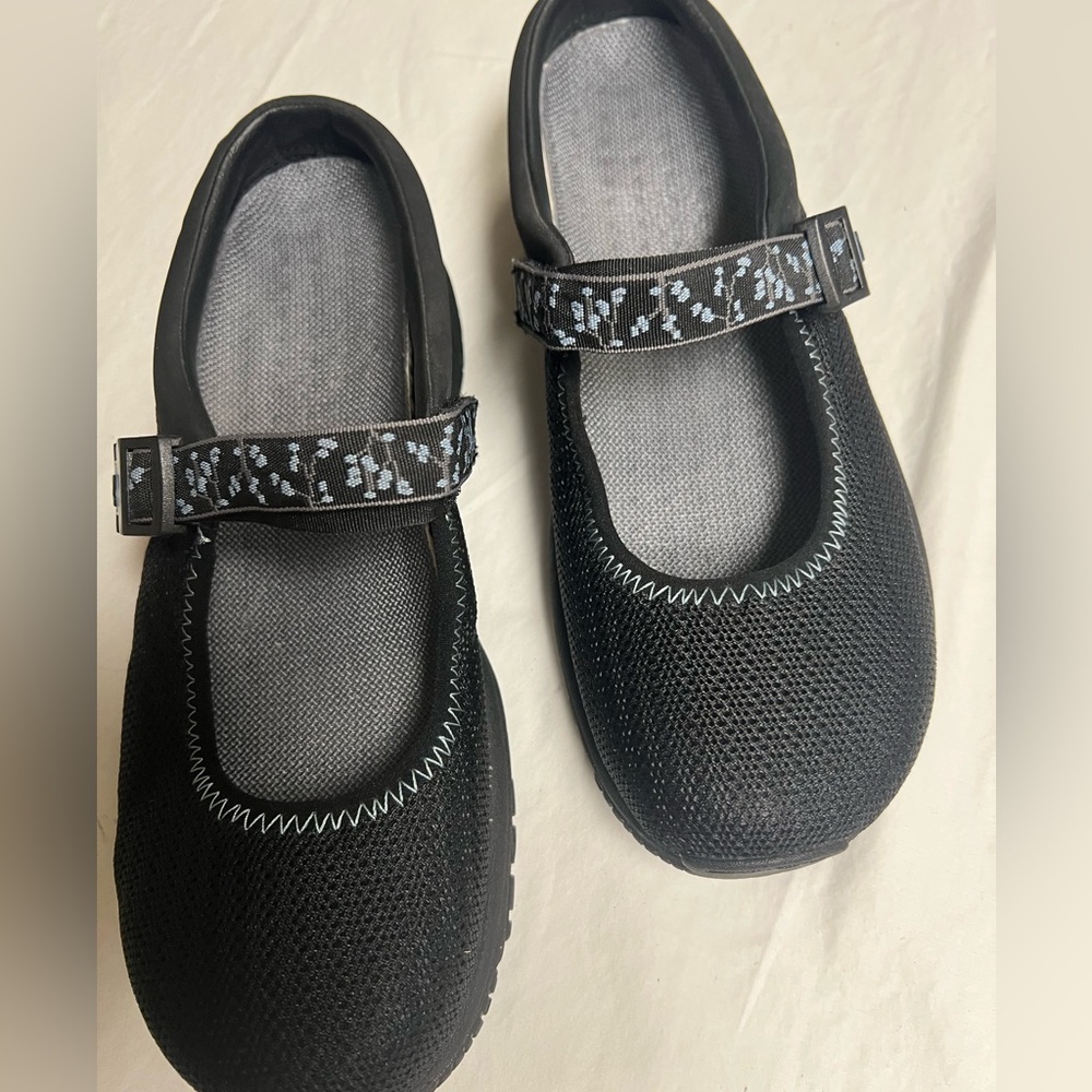 MERRELL WOMEN’S BLACK AIR CUSHION MARY JANE SHOES. BLACK W/BLUE ACCENTS. SIZE 8